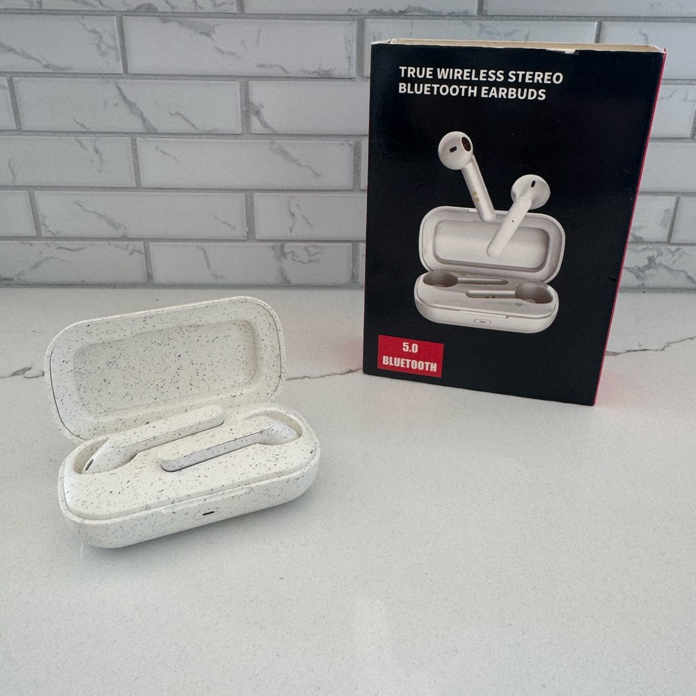 ✨White Wireless Earbud Headphones with Charging Case✨